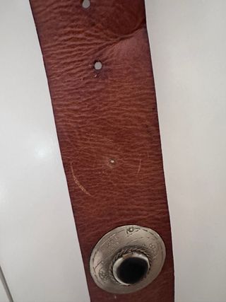 Cinturón de cuero marrón con broche plateado