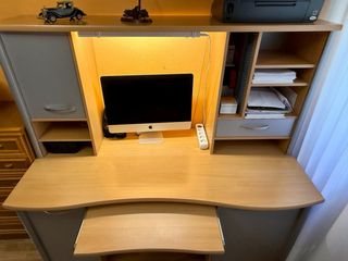 Escritorio juvenil con módulo superior y luz led