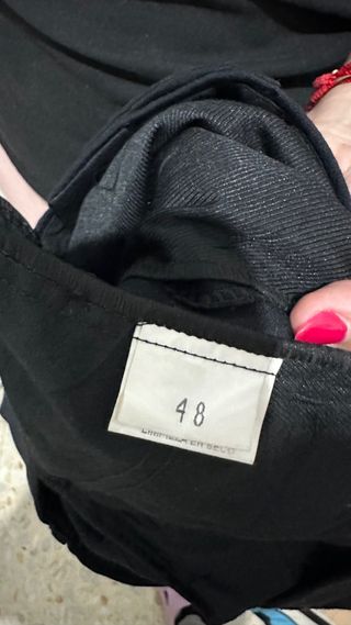 Traje Negro con Corbata Roja