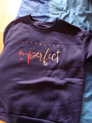 Sudadera azul con texto perfectly imperfect
