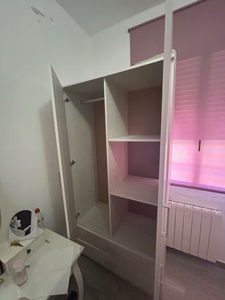 Armario de madera beige y blanco