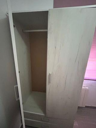 Armario de madera beige y blanco