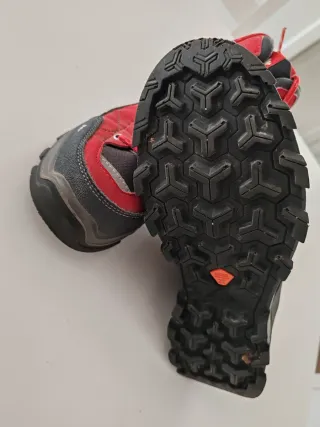 Botas Trekking Niño Quechua Rojas y Negras