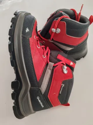 Botas Trekking Niño Quechua Rojas y Negras