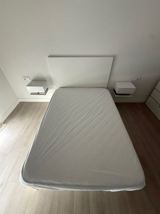 Mesitas de noche flotantes blancas