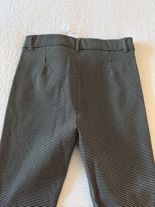 Pantalón pitillo estampado. Elástico