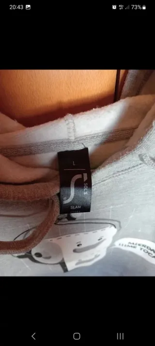 Sudadera gris con estampado de rollo cómico