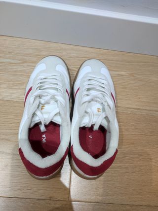 Zapatillas Bershka blancas y rojas