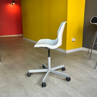 Sedia da scrivania girevole modello Snille di IKEA in bianco