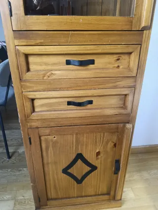 Mueble de madera con vitrina y cajones