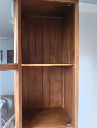 Mueble de madera con vitrina y cajones