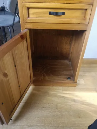 Mueble de madera con vitrina y cajones