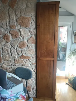 Mueble de madera con vitrina y cajones