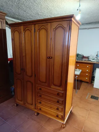 Armario de madera de pino