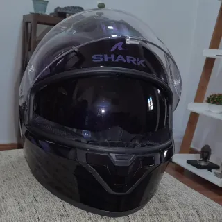 Casco de moto Shark negro con diseño
