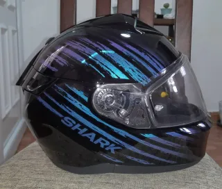 Casco de moto Shark negro con diseño