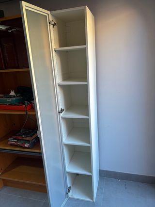 Armario estrecho blanco y madera