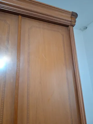 Armario de madera grande con espejo