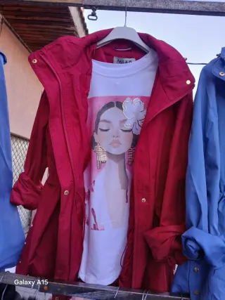 Chaqueta Roja y Camiseta Estampada