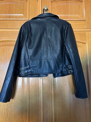 Cazadora Bershka negra mujer