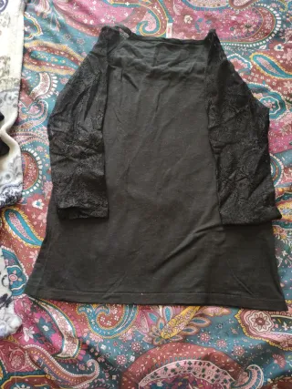 Camiseta negra manga encaje