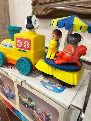 Set di giocattoli antichi anni '80 con treni e veicoli