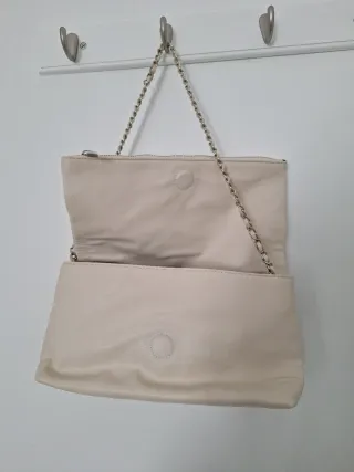 Bolso de mano y hombro beige con cadena y correa
