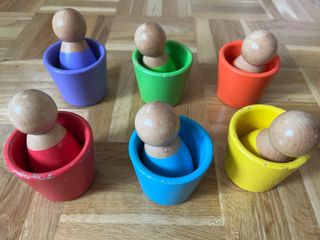 Figuras de madera con cubos de colores