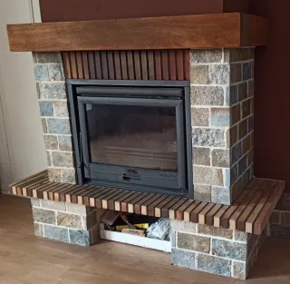 Chimenea decorativa piedra, ladrillo visto madera