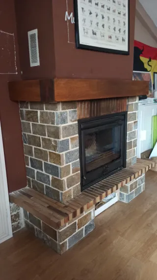 Chimenea decorativa piedra, ladrillo visto madera