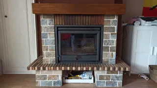 Chimenea decorativa piedra, ladrillo visto madera