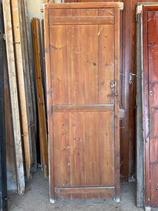 Puerta antigua de madera de una hoja