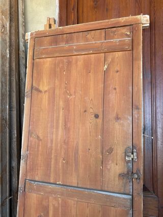 Puerta antigua de madera de una hoja