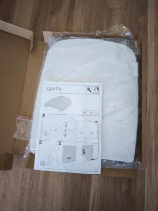 Taza de WC de plástico blanca.