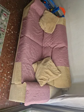 Sofá beige y rosa de tela