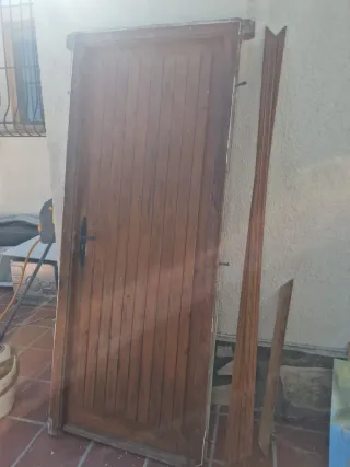 Puerta de madera rústica maciza