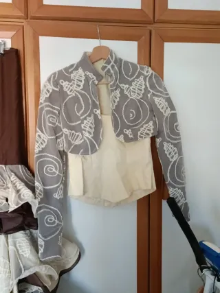 Traje de flamenca beige y marrón de tres piezas
