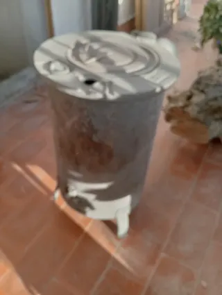 Estufa de leña gris y blanca