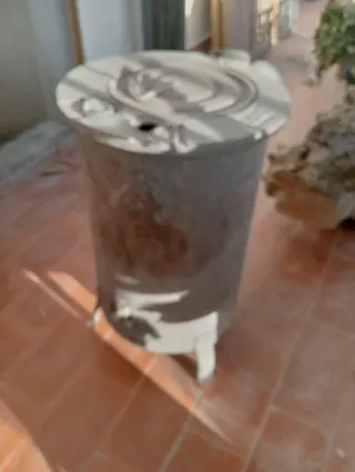 Estufa de leña gris y blanca