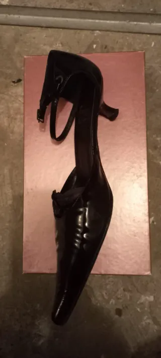 Zapatos de salón Paco Herrero de charol negro