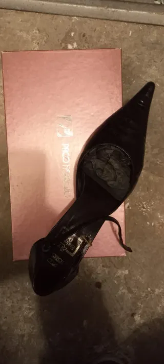 Zapatos de salón Paco Herrero de charol negro