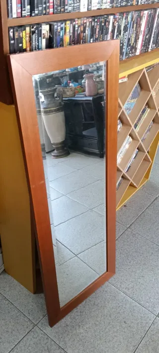 Espejo de madera marrón