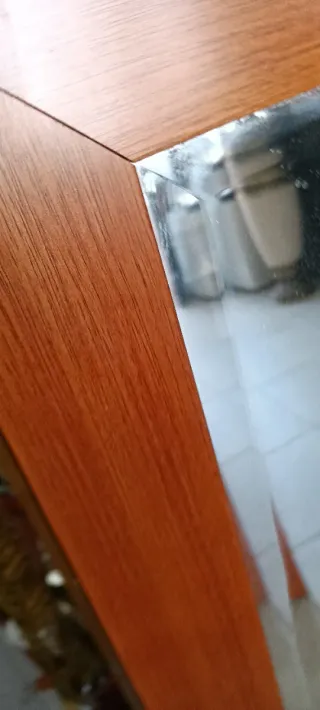 Espejo de madera marrón