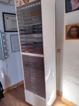 Mueble expositor con 28cajones transparentes