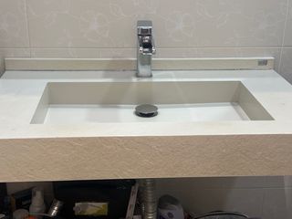 Lavabo de piedra y grifo