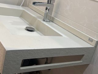 Lavabo de piedra y grifo