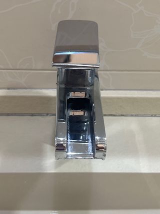 Lavabo de piedra y grifo