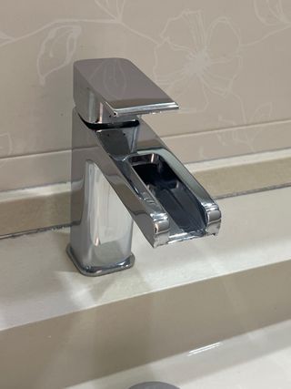 Lavabo de piedra y grifo