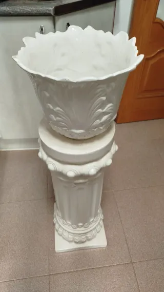 Jarrón de porcelana con columna