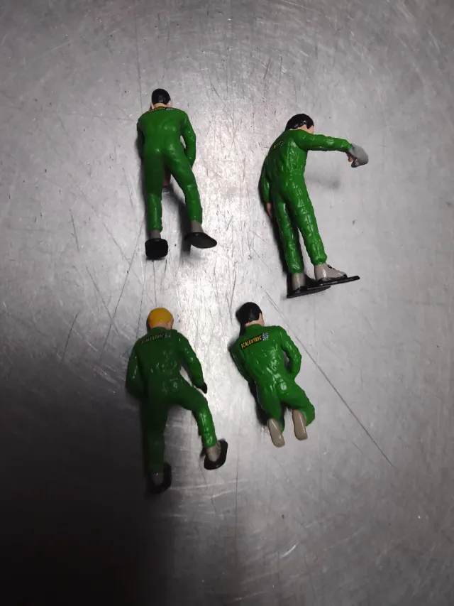 Lote 4 figuras Scalextric rally mecánico taller